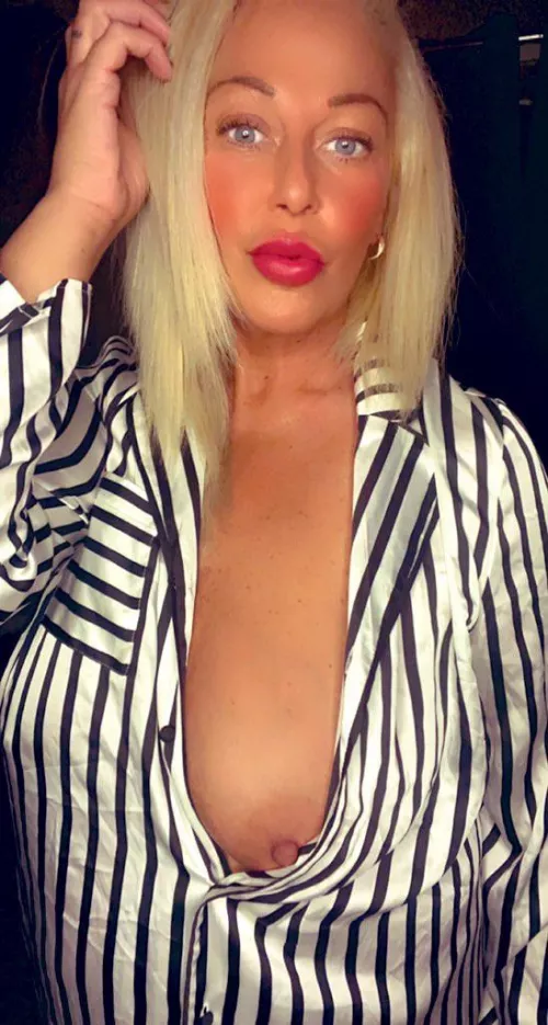 Good morning vibes do I make u smile 📍🌹🌹