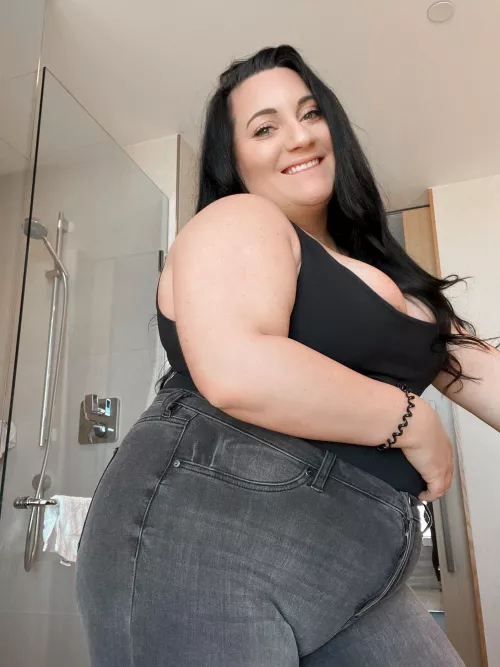 Gorgeous gorgeous girls have big guts