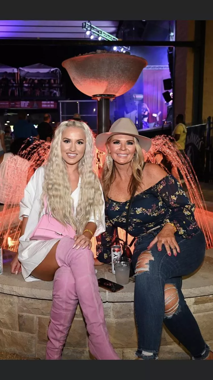 Gorgeous milf and daughter, which one? Gorgeous milf and daughter, which one?