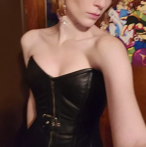 Got a leather corset recently. Does it suit me? 😊🥰