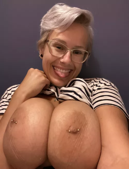 Got bored in the waitingroom, better show my boobies! [OC]