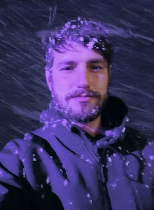 Got caught in a random intense snowstorm on the way home the other night haha had to periodically stop to rest my eyes as driving required a lot of focus.. and also to let my husky play 😜