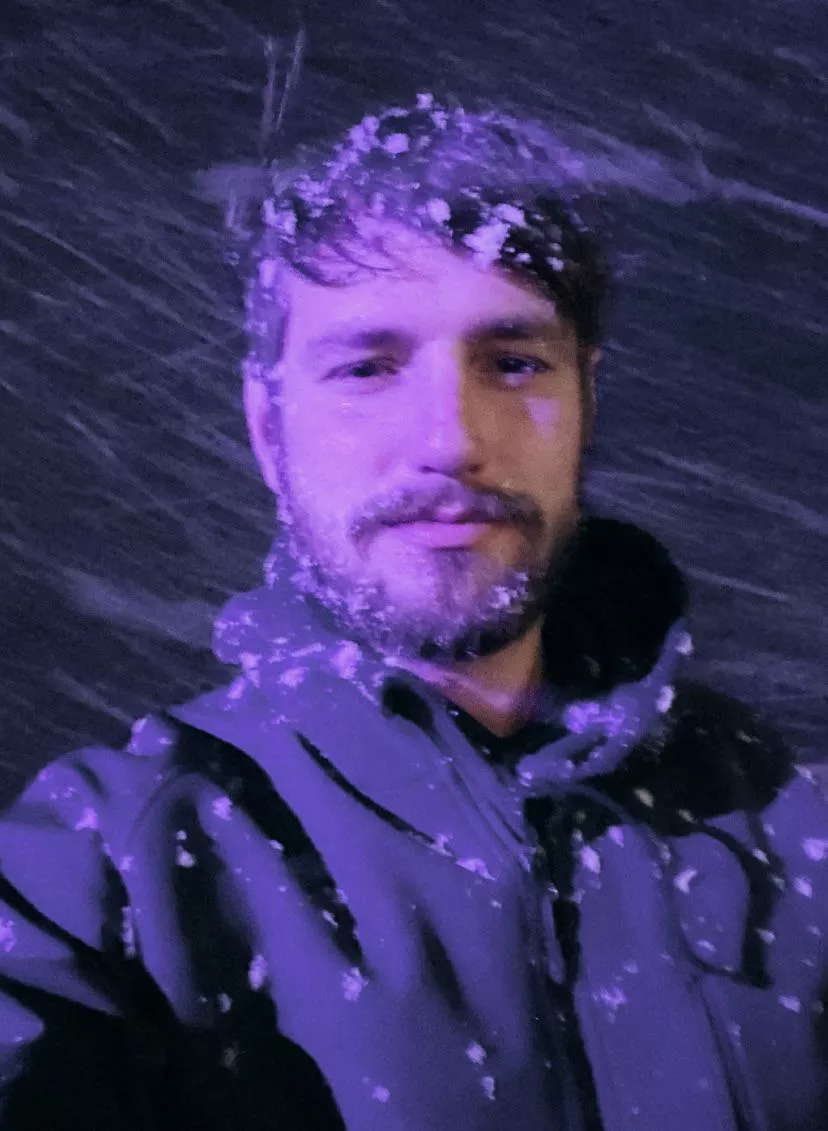 Got caught in a random intense snowstorm on the way home the other night haha had to periodically stop to rest my eyes as driving required a lot of focus.. and also to let my husky play 😜