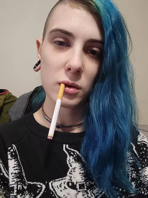 Got myself some menthol Newport 100s thanks to a special someone 😘 I know he loves watching me smoke hehe 🥰😜😘 gotta love that dangle.