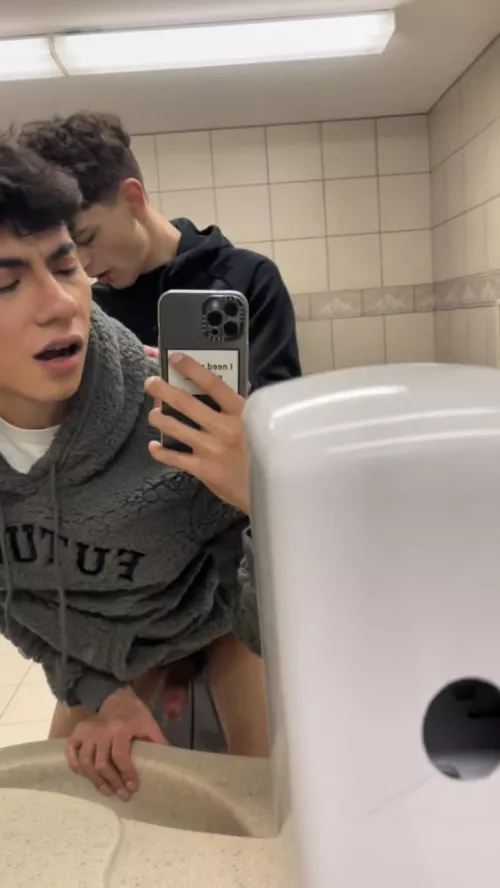 Gotta love tight twink bussy 🥵