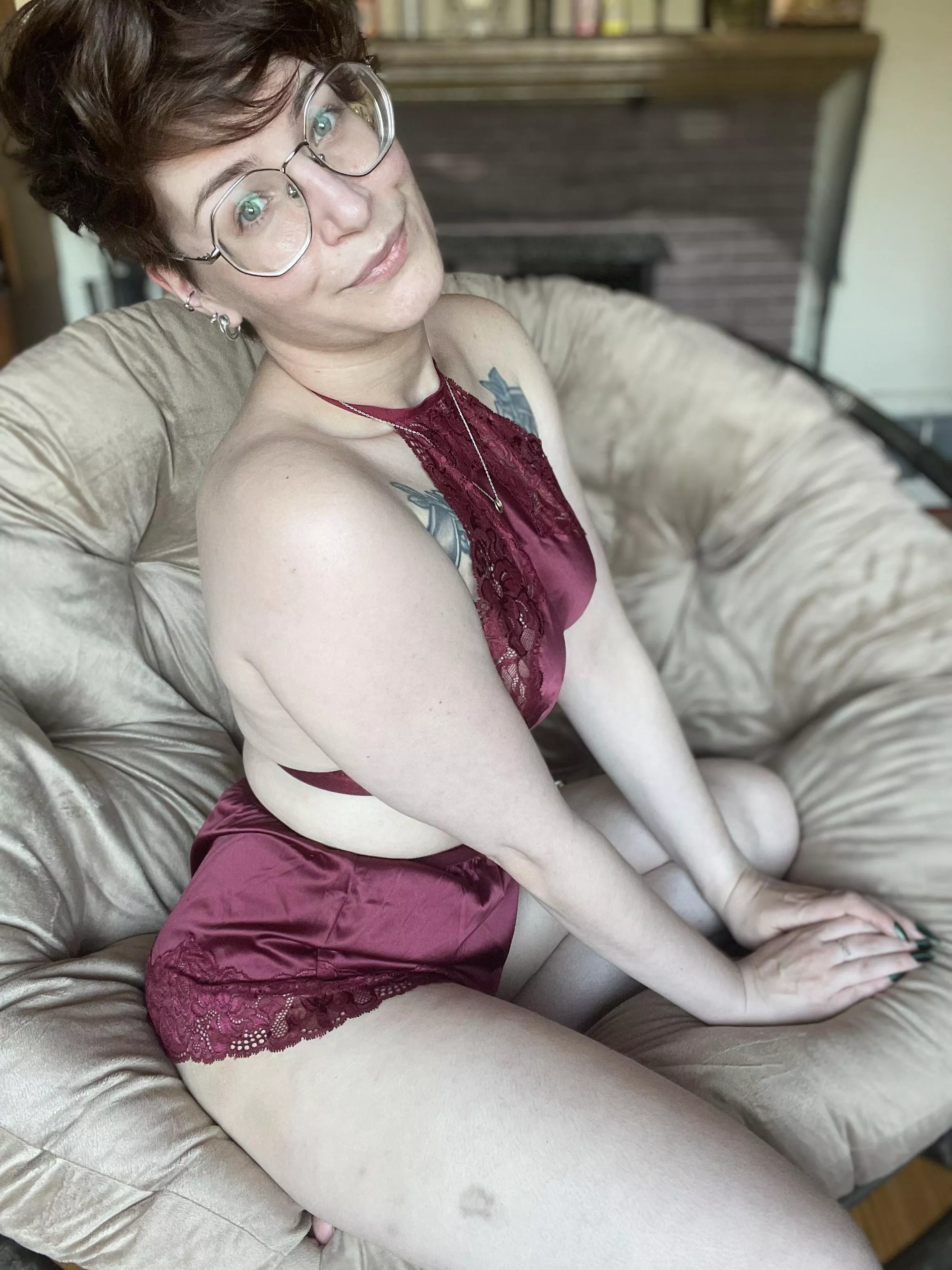 Green eyes and red satin Green eyes and red satin