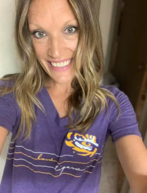 Green eyes for you to look into.