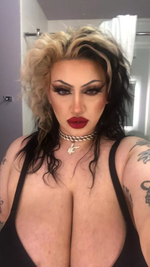 Greetings from my hotel room 💘