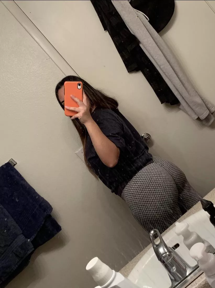 Guess what color my thong is 🍑💦😋 Guess what color my thong is 🍑💦😋
