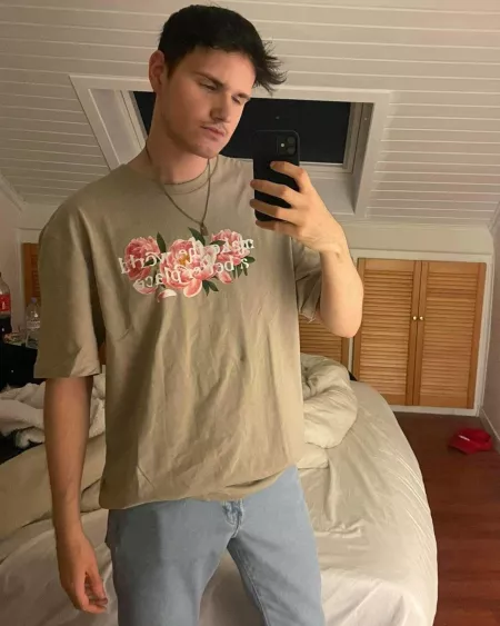 Guys I need your advice, why are only guys who are the age of my father hitting on me? I find it very creepy and they're the only ones to do so๐ Guys I need your advice, why are only guys who are the age of my father hitting on me? I find it very creepy and they're the only ones to do so๐