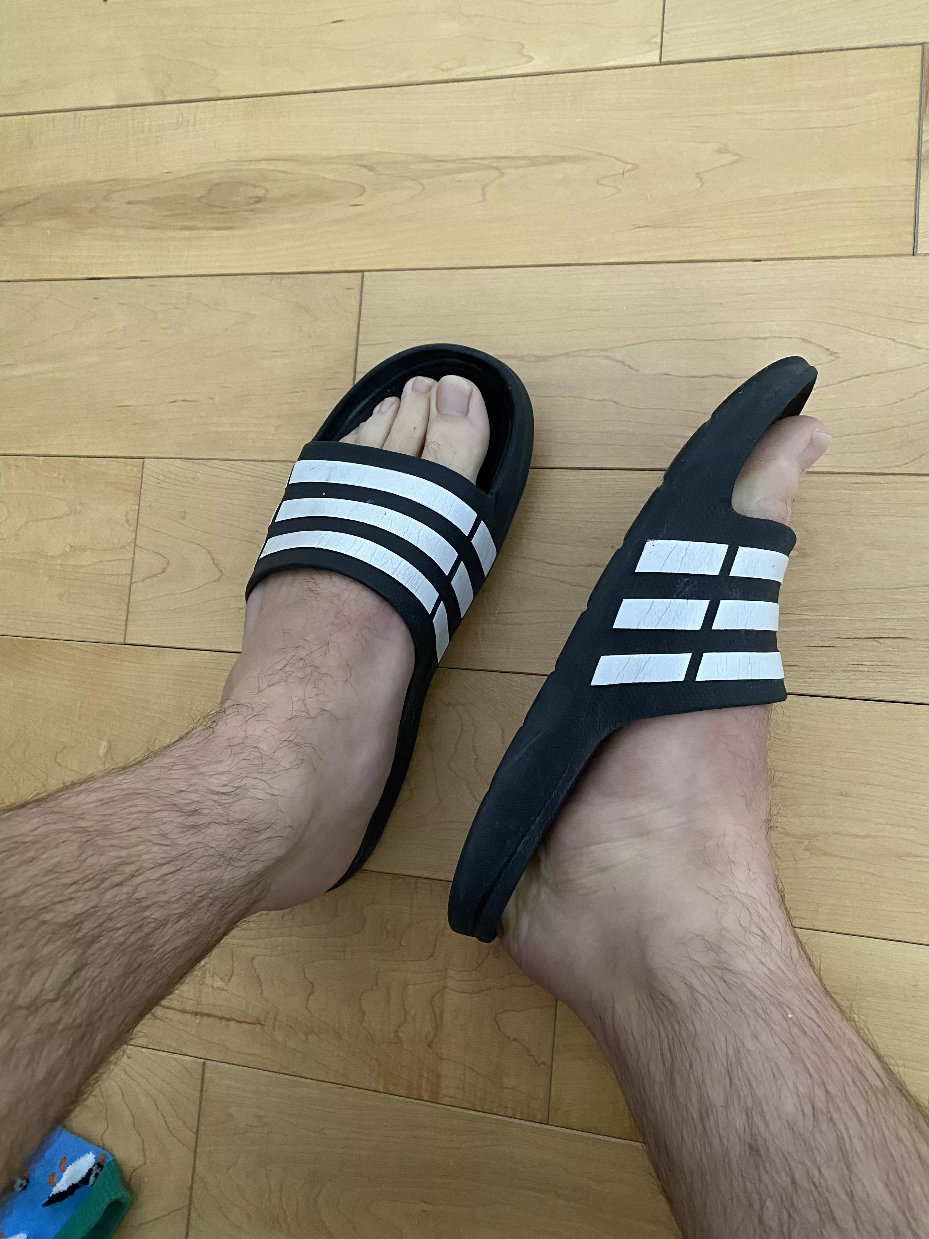 Had to show you my feet after the gym today. So sweaty and sore 👣💦