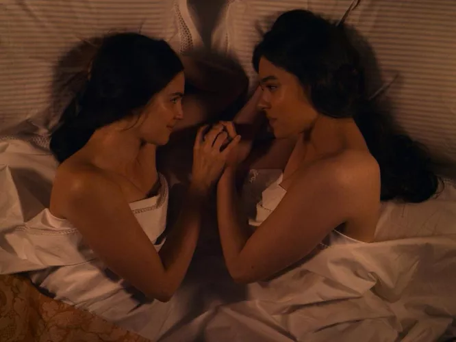 Hailee Steinfeld and Ella Hunt