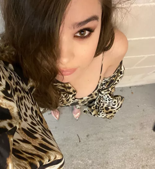 Hailee Steinfeld asking for you to cum on her face Hailee Steinfeld asking for you to cum on her face