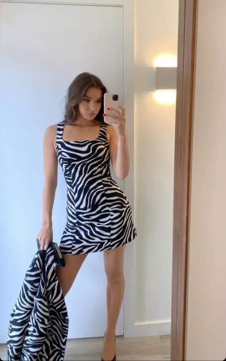Hailee Steinfeld is driving me crazy today with these pics Hailee Steinfeld is driving me crazy today with these pics