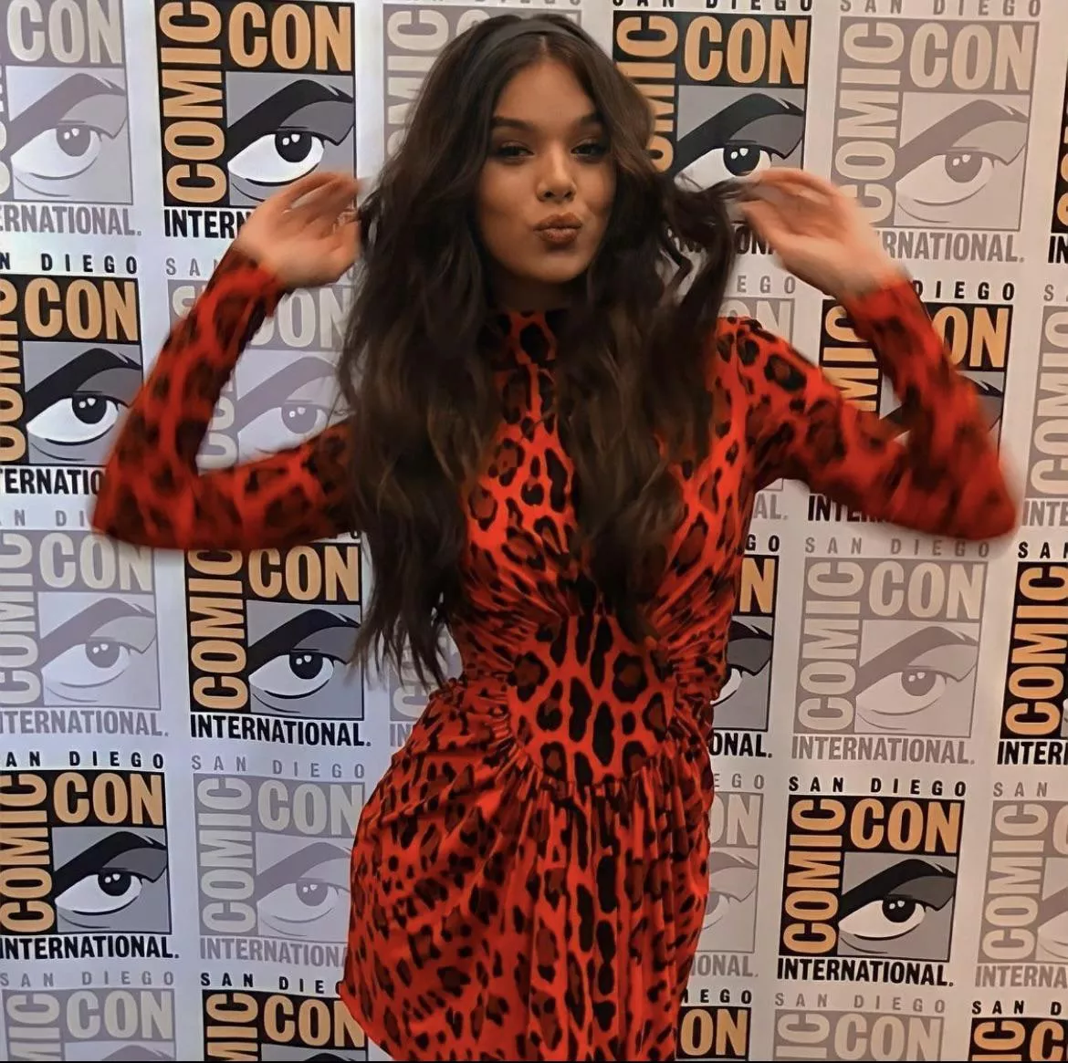 Hailee Steinfeld is so cute and sexy at the same time. Help drain me for her. Hailee Steinfeld is so cute and sexy at the same time. Help drain me for her.