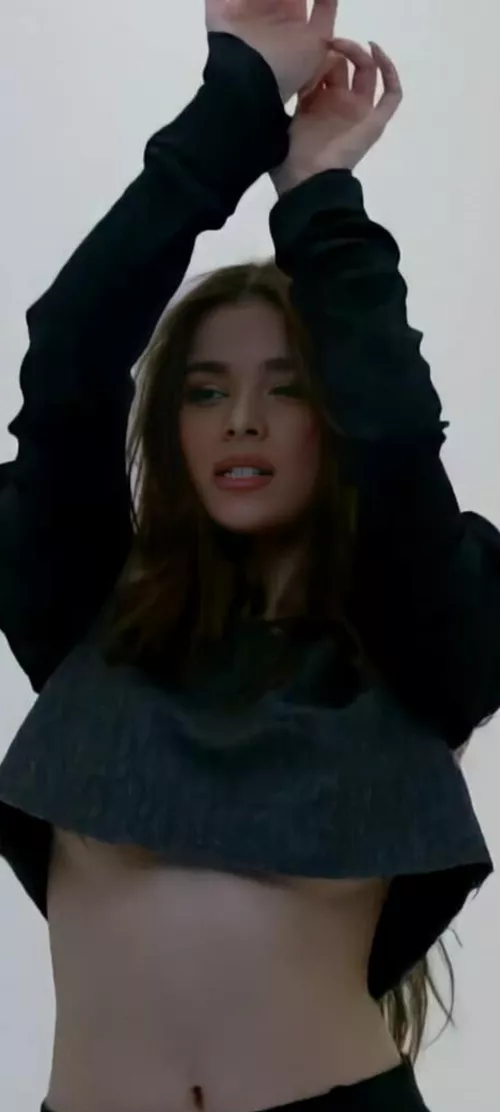 Hailee Steinfeld's Under Boobs 👀🔥🔥 Hailee Steinfeld's Under Boobs 👀🔥🔥