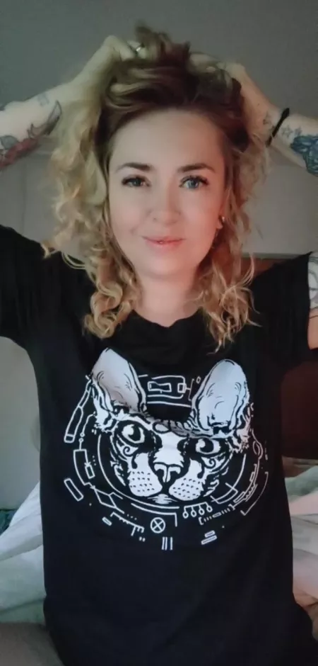 Hair all natural wild and peach tones for my Natural but golden peach glow this morning! Dose it look ok ? Hair all natural wild and peach tones for my Natural but golden peach glow this morning! Dose it look ok ?