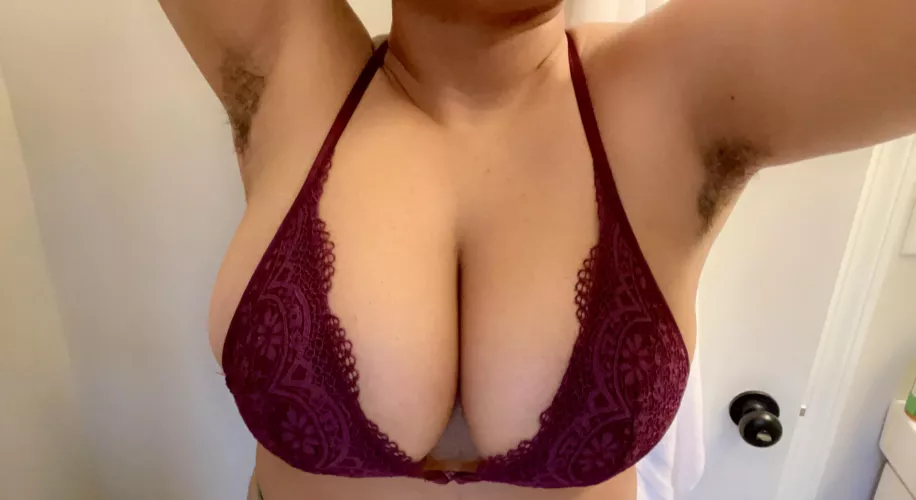 Hairy pits & big tits