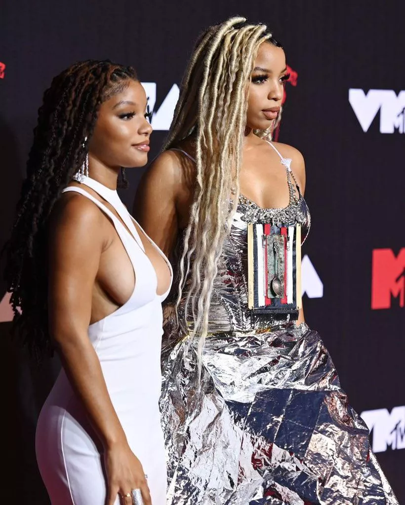 Halle’s side boob Halle’s side boob