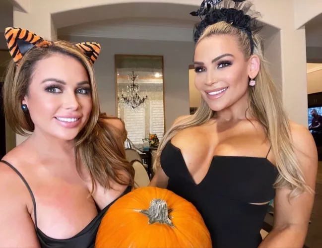 Halloween looks π₯ for the Hart sisters