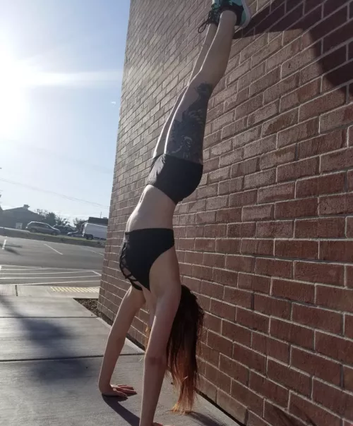 Handstand practice! Building up the strength and confidence to do it without the wall ❤️ Handstand practice! Building up the strength and confidence to do it without the wall ❤️