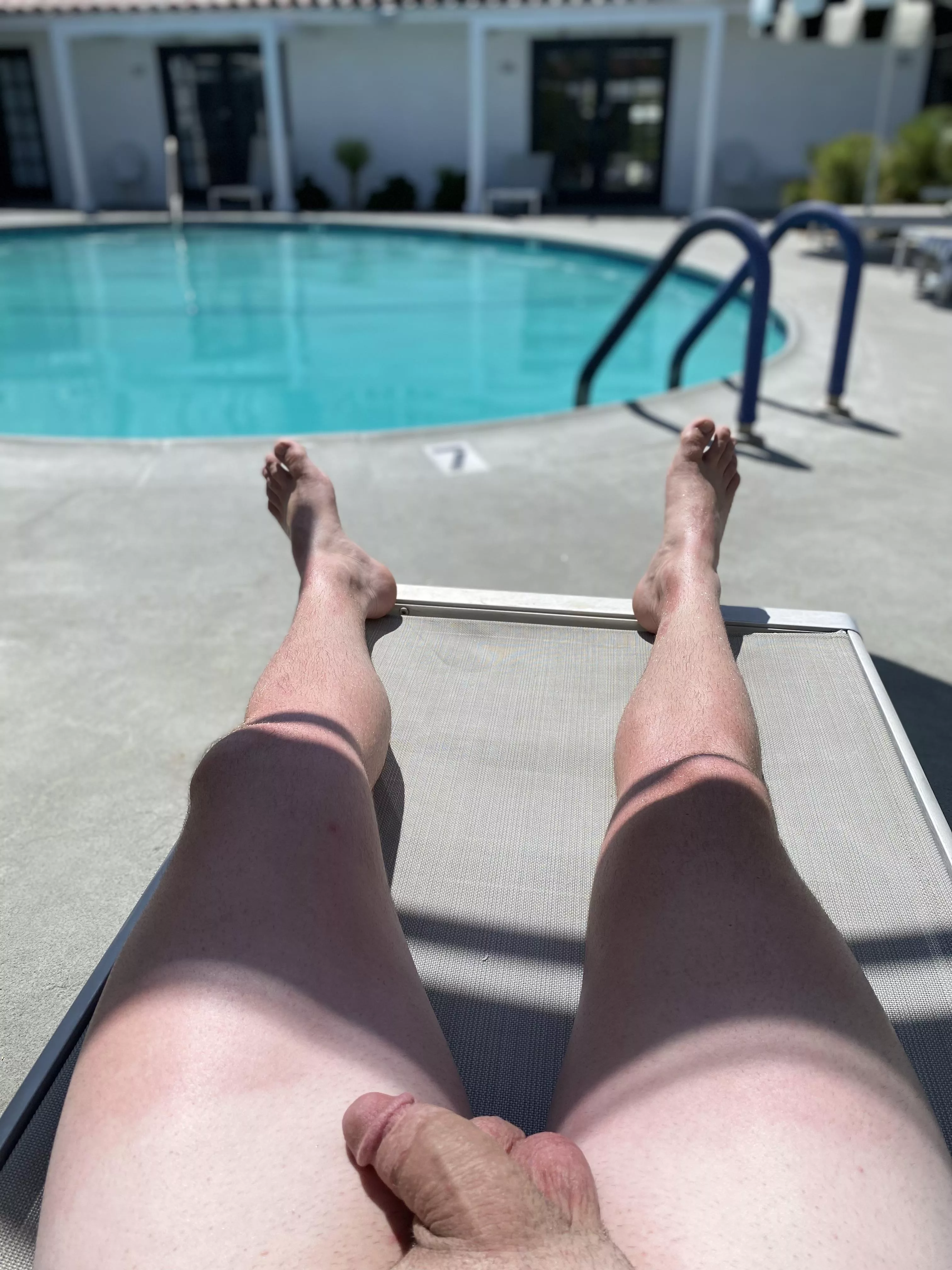 Hanging by the pool 💦