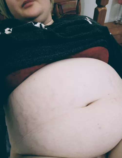 Hanging out with my fat belly 😋