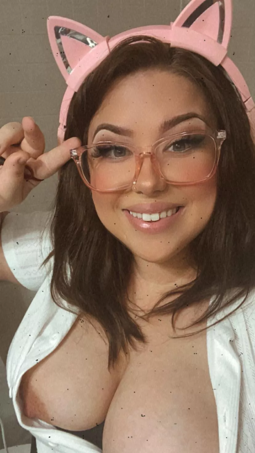 Happy early titty Tuesday ๐
 Happy early titty Tuesday ๐