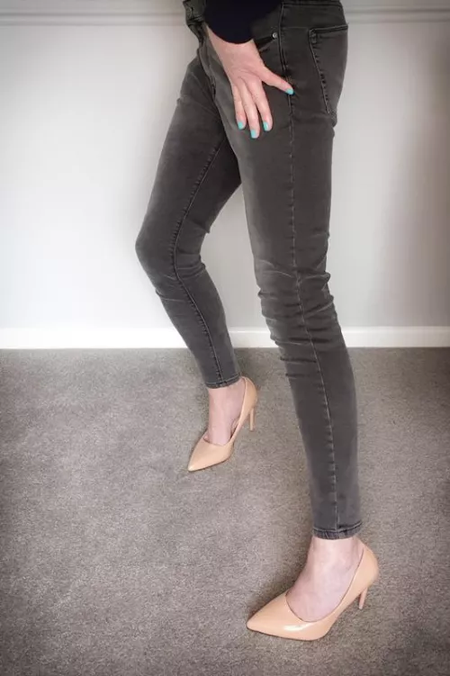 Happy Friday! A new outfit and nail colour. I feel good. 😊