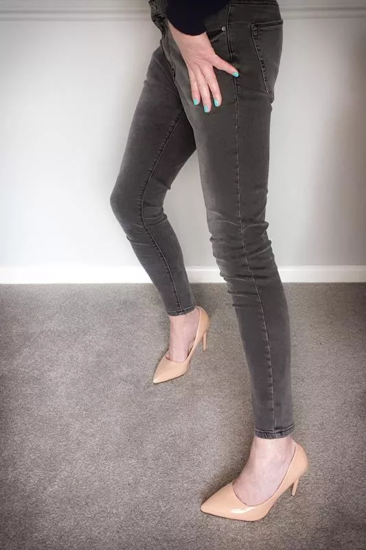 Happy Friday! A new outfit and nail colour. I feel good. 😊