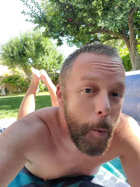 Happy Friday from the golden state 🌞 Going for the no tan lines 😮🤭