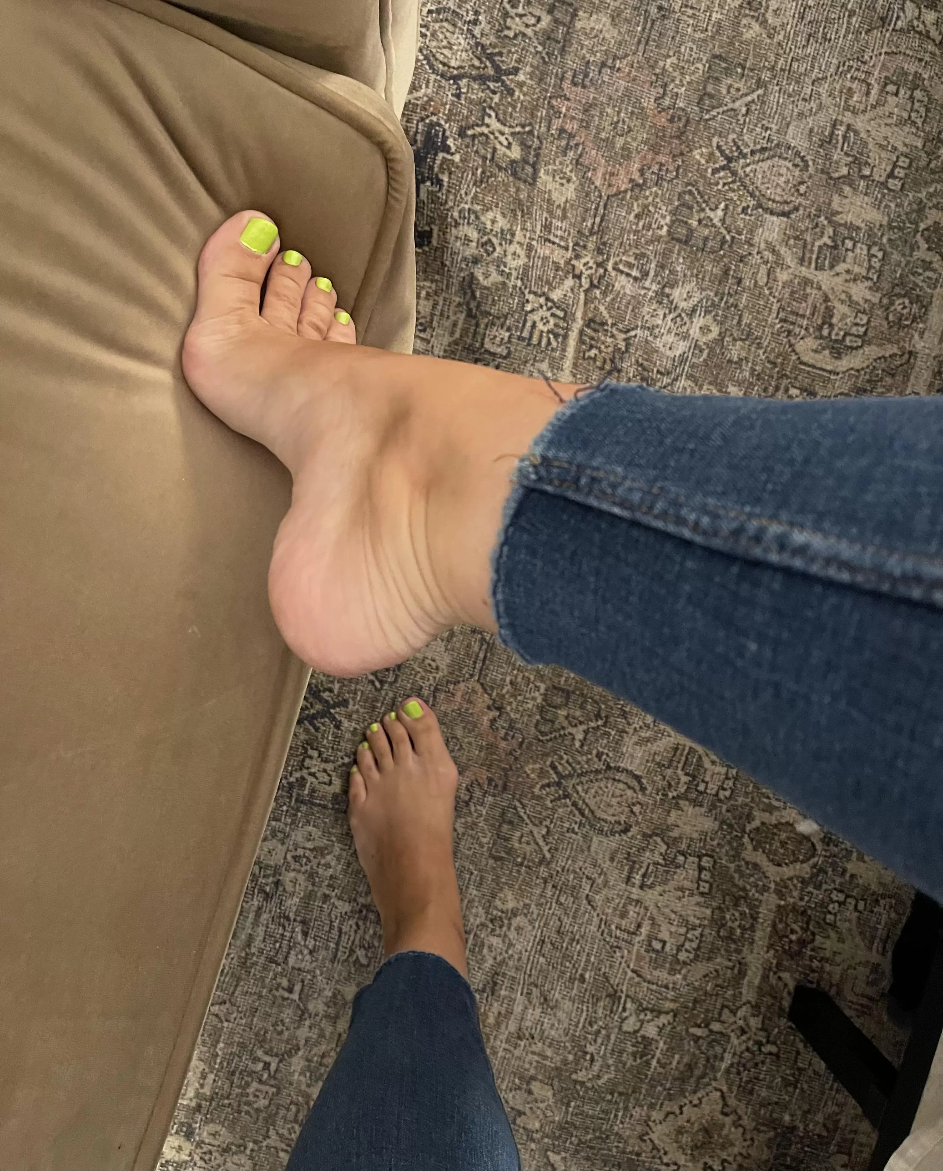 Happy Friday. I want you to jerk your cock to my feet this weekend! DM me to chat about it. Happy Friday. I want you to jerk your cock to my feet this weekend! DM me to chat about it.