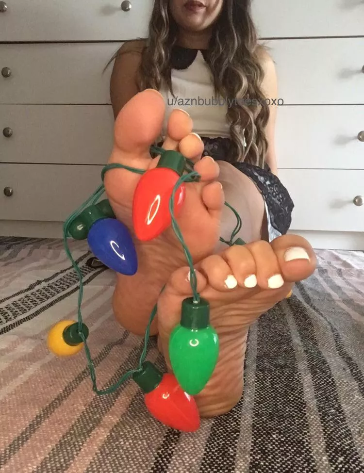 Happy holidays from my tangled toes! 🎄