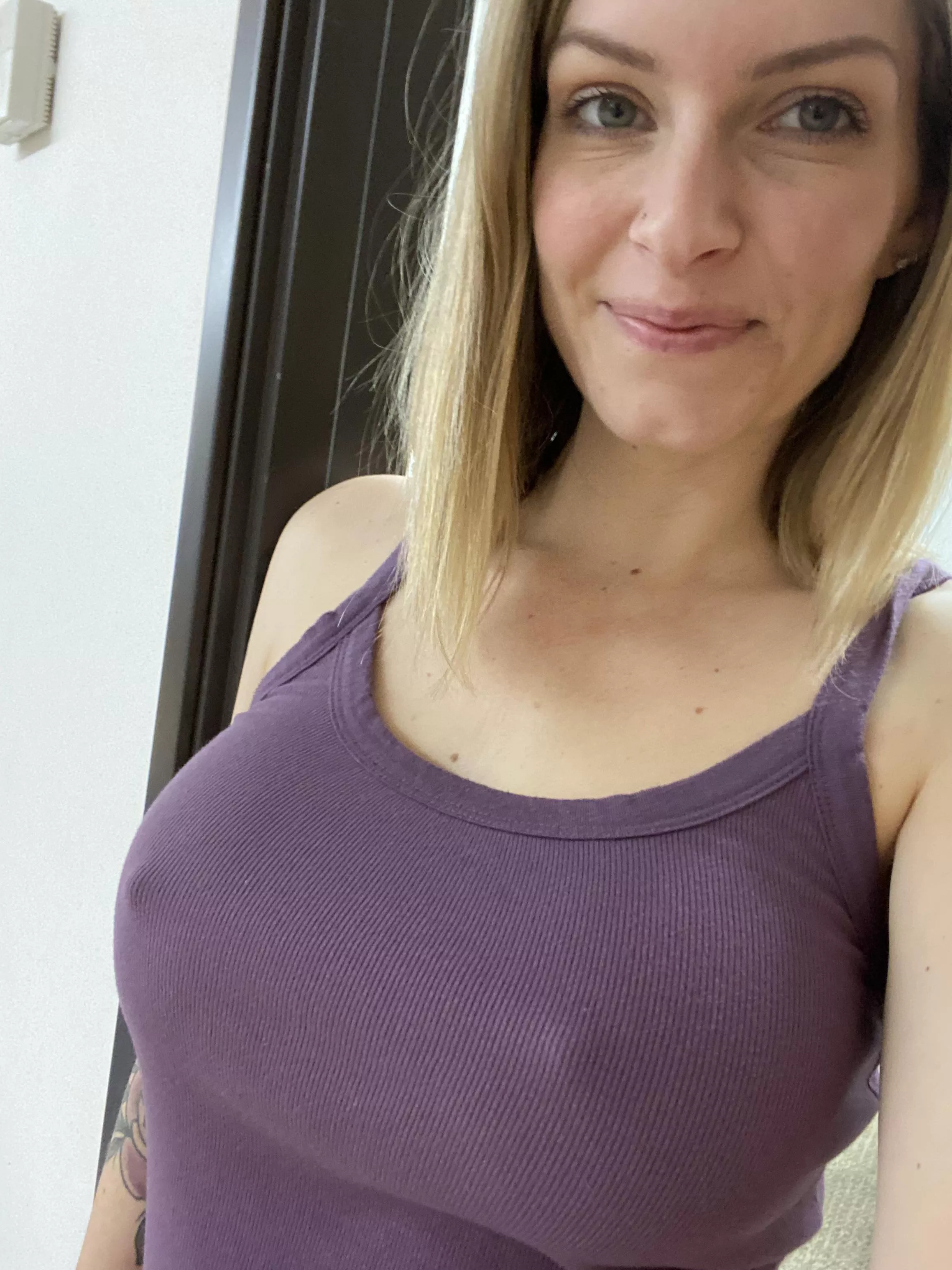 Happy hump day from the office 😘