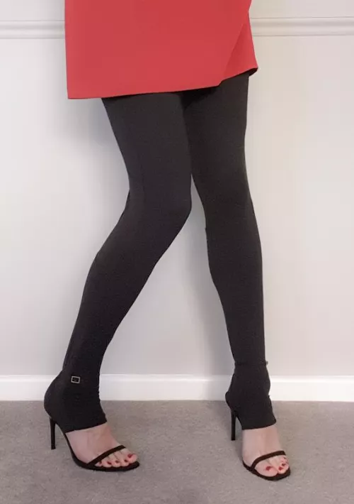 Happy Humpday! Trying a new thing with long leggings and my favourite heels. π Happy Humpday! Trying a new thing with long leggings and my favourite heels. π