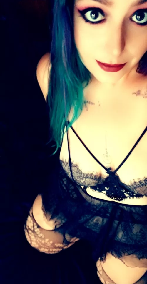 Happy spooky eve ?? anyone need a big tiddy goth gf for halloween ??