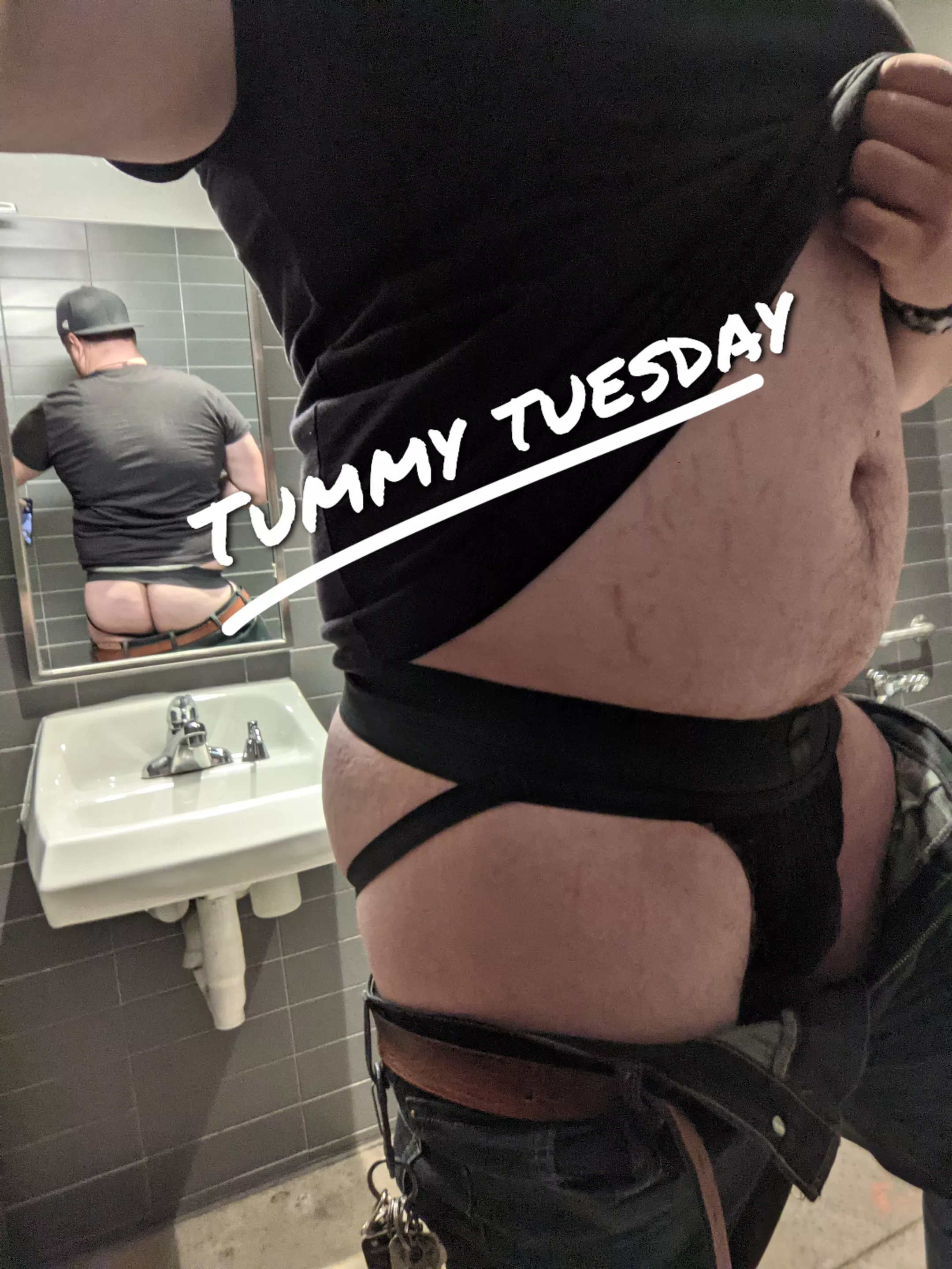 Happy tummy Tuesday, ☺️ (Yes I know it's almost 3:00 a.m... and yes I know It's technically Wednesday... But on the other hand...shut up)