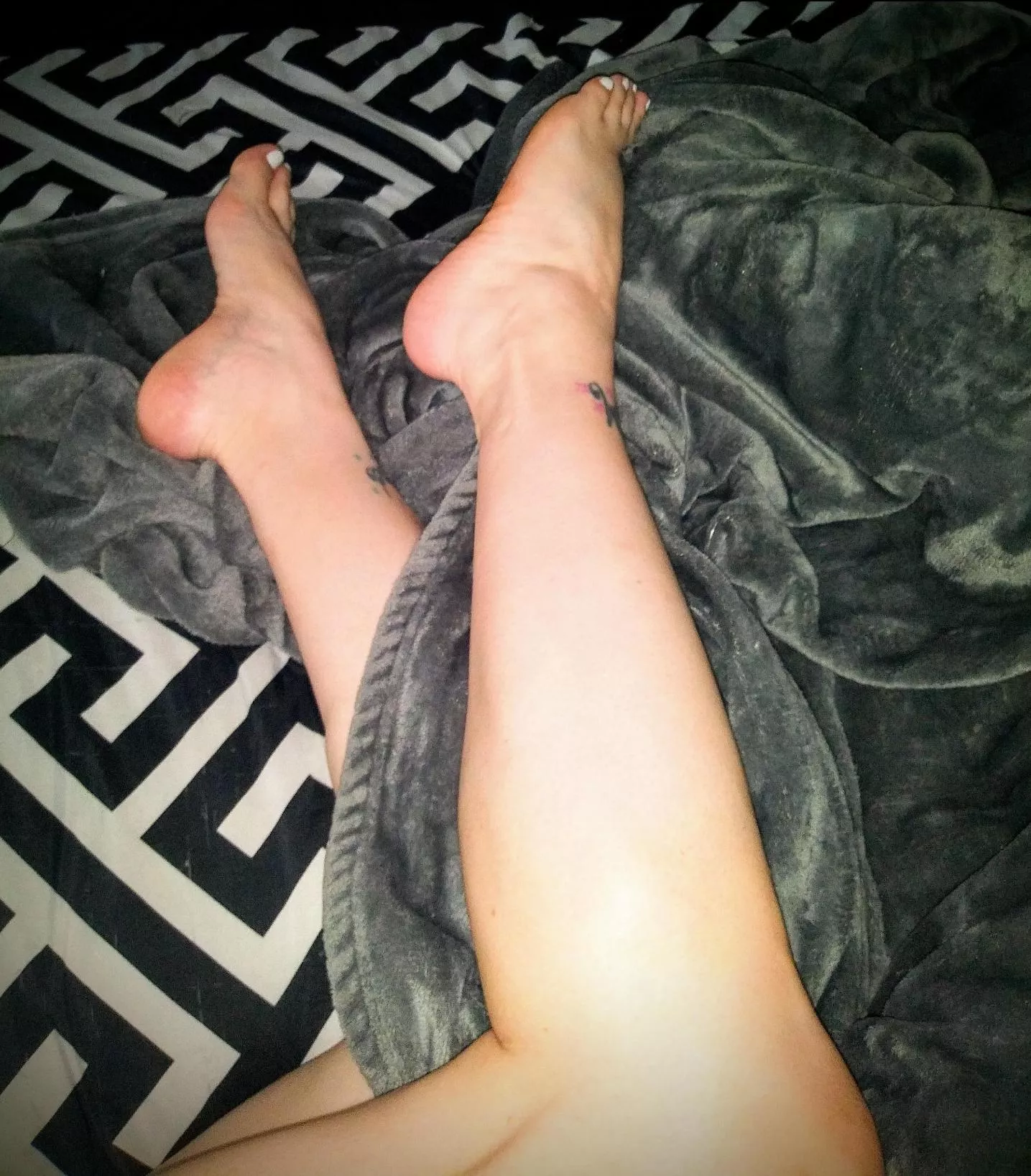 Happy valentine's, come give my feets kisses