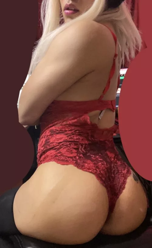 Happy Valentines Day! From my ❤️ shaped booty and I 😘😘😘