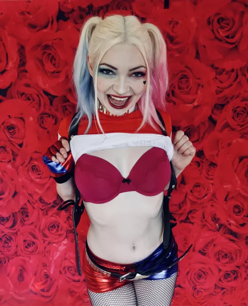 Harley flashes her bra! [by scarl3ttbaby]