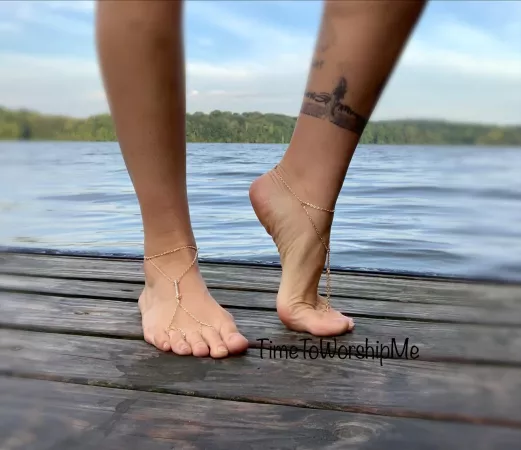 Have a foot fetish? I love cute shoes and I have beautiful long toes and high arches and have lots of footjob content ๐คค ๐ฃ ๐
 ๐ link below๐ฝ