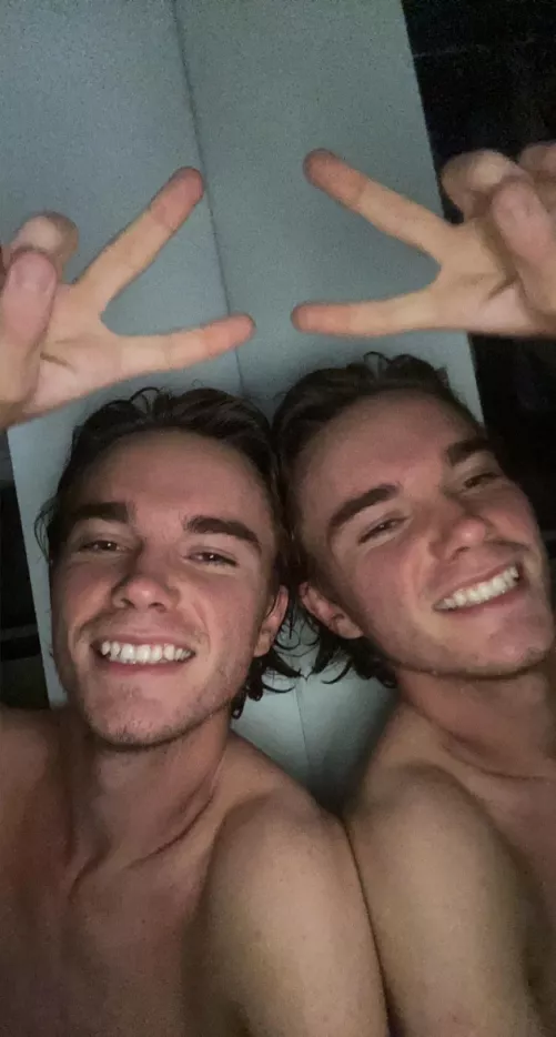 Have you met my twin? He thinks he’s so much cooler than me! ❄️ Have you met my twin? He thinks he’s so much cooler than me! ❄️