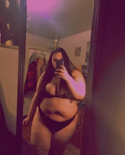 havenβt seen any plus-size babes posting here π₯°