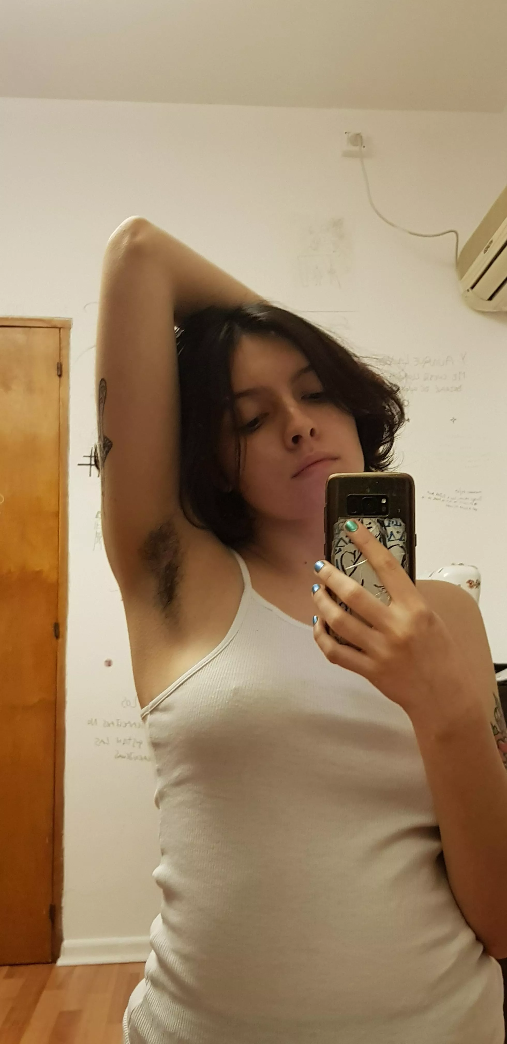 haven't shaved my armpits in months and loving it ?