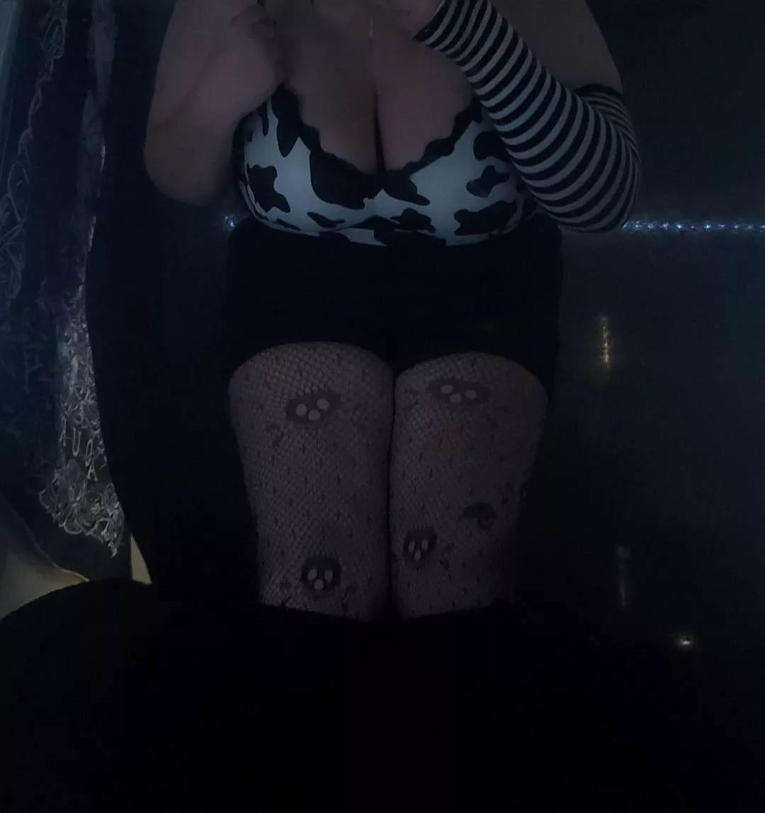 Having to bend over to get the close legs and ass view [f]