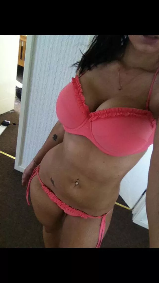 Hayley looking sexy in her coral bikini Hayley looking sexy in her coral bikini