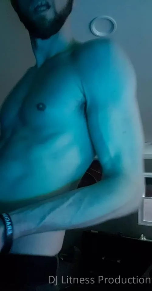 He has nice veins doesn't he? He has nice veins doesn't he?