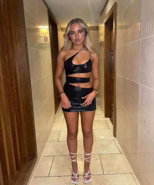 Head to toe hottie