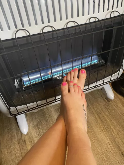 Heating my cold little 👣 up on this ❄️ day! Tell me how would you help me keep them warm?