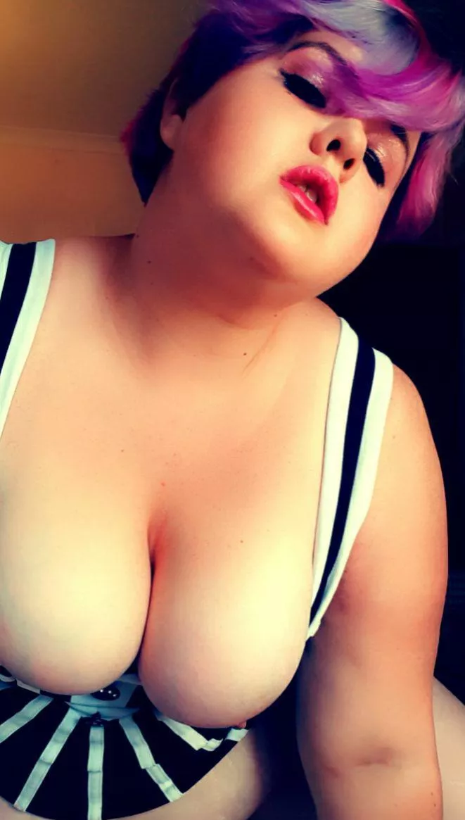 Heavy boobs spillage